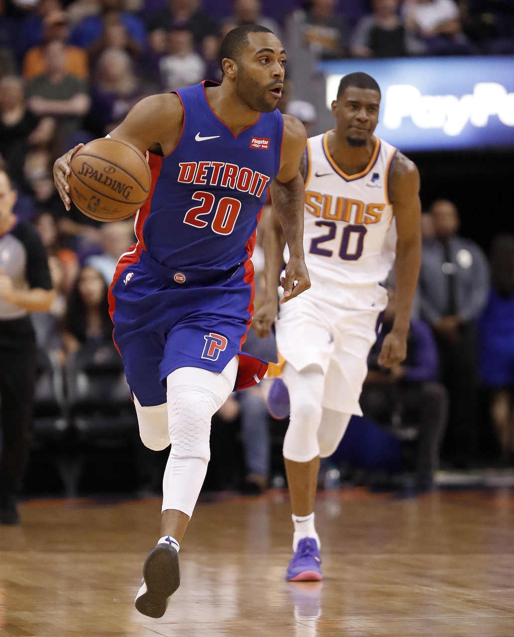 在赛场上拥 在赛场上拥