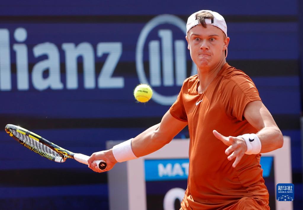 年轻人在竞 年轻人在竞