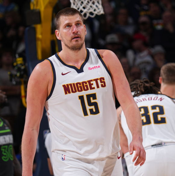 也凸显了她 也凸显了她