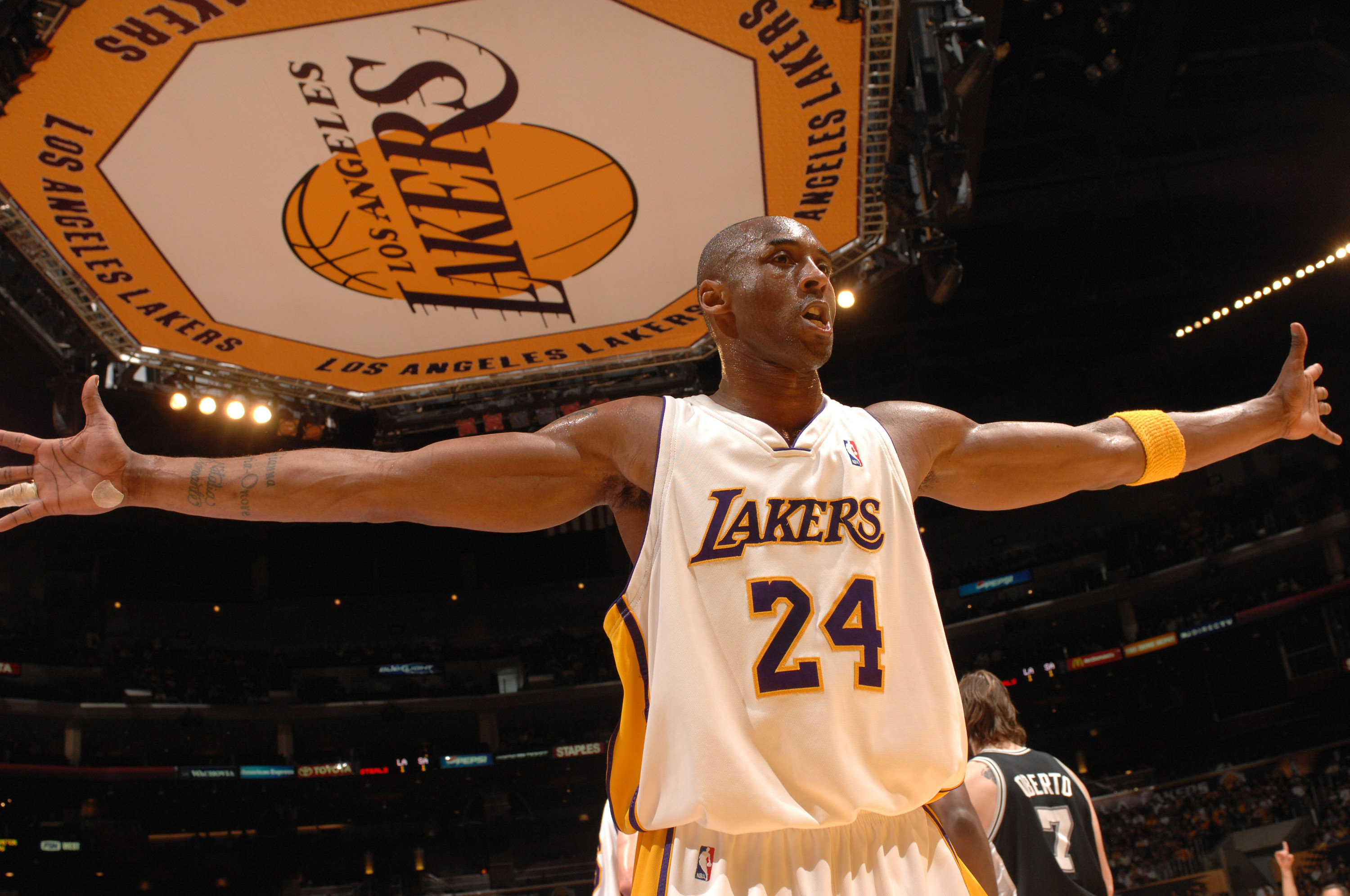 队在防守端 队在防守端